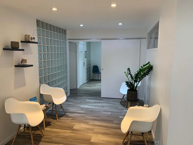 Salle d'attente lumineuse du CAST, à Boulogne-Billancourt
