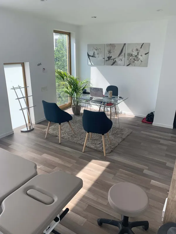 Salle de consultation avec la table de soin