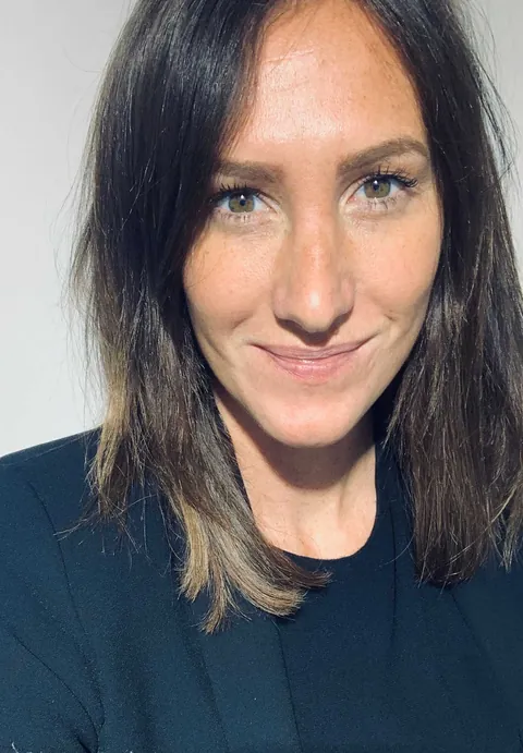 Portrait souriant de Justine Sœur