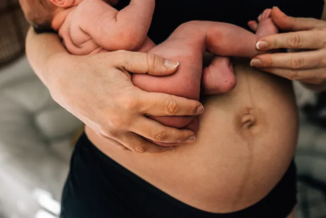 Nouveau-né blotti contre le ventre de sa maman après la naissance