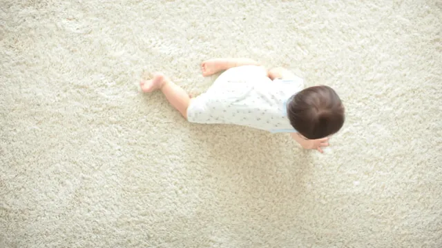 Bébé qui rampe sur un tapis clair